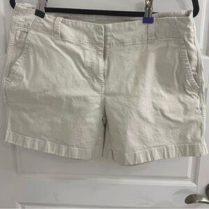 Vineyard Vines 3 1/2 Inch Herringbone Every Day Shorts in khaki chino color sz 8